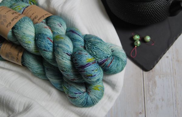 une-louve-dans-les-bois-1-laine-artisanal-teinte-main-single-merino-sirenes