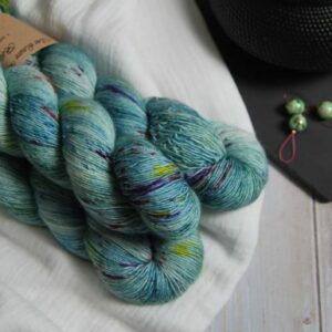 une-louve-dans-les-bois-1-laine-artisanal-teinte-main-single-merino-sirenes une-louve-dans-les-bois-1-laine-artisanal-teinte-main-single-merino-sirenes