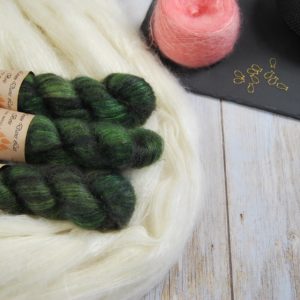 une-louve-dans-les-bois-1-laine-artisanal-teinte-main-superkid-mohair-broceliande