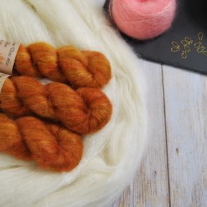 une-louve-dans-les-bois-1-laine-artisanal-teinte-main-superkid-mohair-cassonade