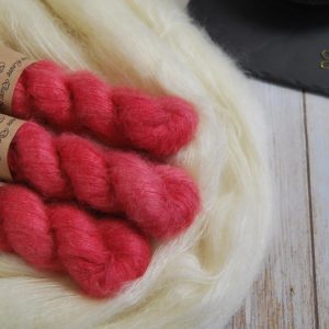 une-louve-dans-les-bois-1-laine-artisanal-teinte-main-superkid-mohair-coeur-de-cerise