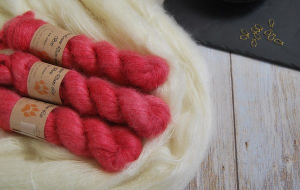 une-louve-dans-les-bois-1-laine-artisanal-teinte-main-superkid-mohair-coeur-de-cerise