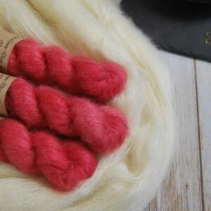 une-louve-dans-les-bois-1-laine-artisanal-teinte-main-superkid-mohair-coeur-de-cerise une-louve-dans-les-bois-1-laine-artisanal-teinte-main-superkid-mohair-coeur-de-cerise