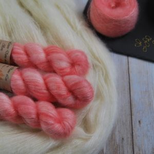 une-louve-dans-les-bois-1-laine-artisanal-teinte-main-superkid-mohair-coral-bay