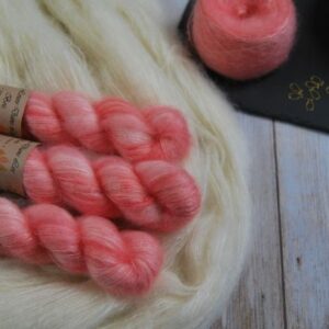 une-louve-dans-les-bois-1-laine-artisanal-teinte-main-superkid-mohair-coral-bay une-louve-dans-les-bois-1-laine-artisanal-teinte-main-superkid-mohair-coral-bay