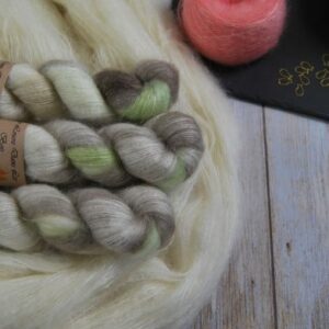 une-louve-dans-les-bois-1-laine-artisanal-teinte-main-superkid-mohair-ecumes une-louve-dans-les-bois-1-laine-artisanal-teinte-main-superkid-mohair-ecumes