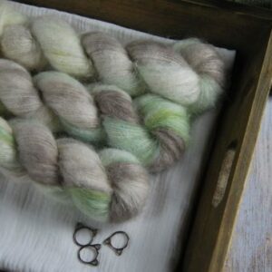une-louve-dans-les-bois-1-laine-artisanal-teinte-main-superkid-mohair-ecumes une-louve-dans-les-bois-1-laine-artisanal-teinte-main-superkid-mohair-ecumes