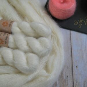 une-louve-dans-les-bois-1-laine-artisanal-teinte-main-superkid-mohair-en-mer-d-amundsen une-louve-dans-les-bois-1-laine-artisanal-teinte-main-superkid-mohair-en-mer-d-amundsen