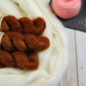 une-louve-dans-les-bois-1-laine-artisanal-teinte-main-superkid-mohair-l-odeur-du-bois une-louve-dans-les-bois-1-laine-artisanal-teinte-main-superkid-mohair-l-odeur-du-bois