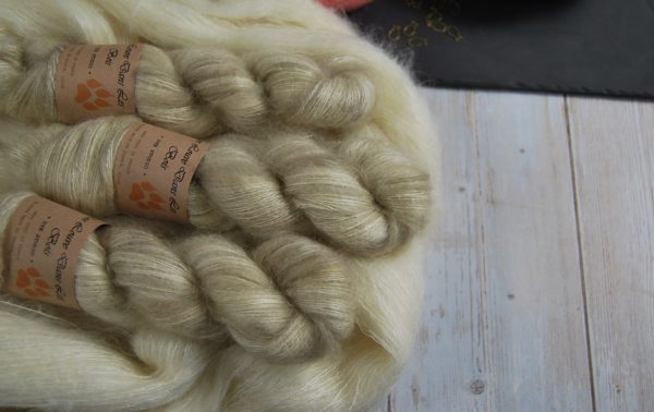 une-louve-dans-les-bois-1-laine-artisanal-teinte-main-superkid-mohair-latte