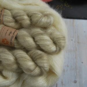 une-louve-dans-les-bois-1-laine-artisanal-teinte-main-superkid-mohair-latte une-louve-dans-les-bois-1-laine-artisanal-teinte-main-superkid-mohair-latte