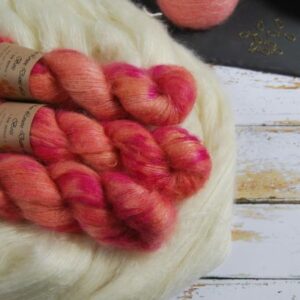 une-louve-dans-les-bois-1-laine-artisanal-teinte-main-superkid-mohair-palais-des-vents une-louve-dans-les-bois-1-laine-artisanal-teinte-main-superkid-mohair-palais-des-vents