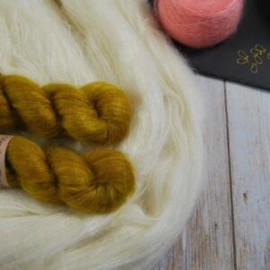 une-louve-dans-les-bois-1-laine-artisanal-teinte-main-superkid-mohair-ruee-vers-l-or une-louve-dans-les-bois-1-laine-artisanal-teinte-main-superkid-mohair-ruee-vers-l-or