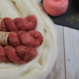 une-louve-dans-les-bois-1-laine-artisanal-teinte-main-superkid-mohair-tea-time une-louve-dans-les-bois-1-laine-artisanal-teinte-main-superkid-mohair-tea-time