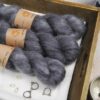 une-louve-dans-les-bois-1-laine-artisanal-teinte-main-superkidsilk-graphite une-louve-dans-les-bois-1-laine-artisanal-teinte-main-superkidsilk-graphite