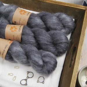 une-louve-dans-les-bois-1-laine-artisanal-teinte-main-superkidsilk-graphite une-louve-dans-les-bois-1-laine-artisanal-teinte-main-superkidsilk-graphite
