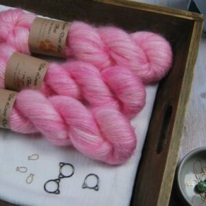 une-louve-dans-les-bois-1-laine-artisanal-teinte-main-superkidsilk-little-lady une-louve-dans-les-bois-1-laine-artisanal-teinte-main-superkidsilk-little-lady