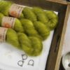 une-louve-dans-les-bois-1-laine-artisanal-teinte-main-superkidsilk-sous-les-tilleuls une-louve-dans-les-bois-1-laine-artisanal-teinte-main-superkidsilk-sous-les-tilleuls