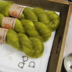 une-louve-dans-les-bois-1-laine-artisanal-teinte-main-superkidsilk-sous-les-tilleuls une-louve-dans-les-bois-1-laine-artisanal-teinte-main-superkidsilk-sous-les-tilleuls