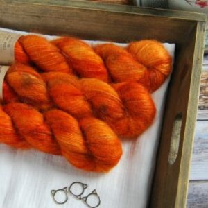 une-louve-dans-les-bois-1-laine-artisanal-teinte-main-suri-alpaga-au-coin-du-feu une-louve-dans-les-bois-1-laine-artisanal-teinte-main-suri-alpaga-au-coin-du-feu