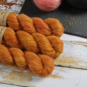 une-louve-dans-les-bois-1-laine-artisanal-teinte-main-suri-alpaga-cassonade une-louve-dans-les-bois-1-laine-artisanal-teinte-main-suri-alpaga-cassonade