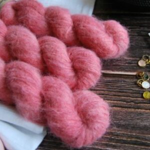 une-louve-dans-les-bois-1-laine-artisanal-teinte-main-suri-alpaga-coeur-de-cerise une-louve-dans-les-bois-1-laine-artisanal-teinte-main-suri-alpaga-coeur-de-cerise
