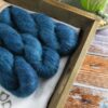 une-louve-dans-les-bois-1-laine-artisanal-teinte-main-suri-alpaga-dans-les-profondeurs une-louve-dans-les-bois-1-laine-artisanal-teinte-main-suri-alpaga-dans-les-profondeurs