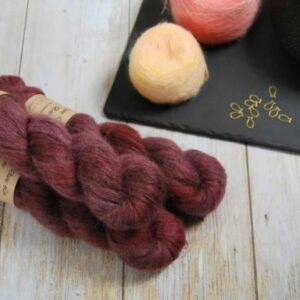 une-louve-dans-les-bois-1-laine-artisanal-teinte-main-suri-alpaga-erables-en-automne une-louve-dans-les-bois-1-laine-artisanal-teinte-main-suri-alpaga-erables-en-automne