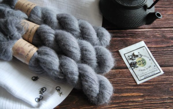 une-louve-dans-les-bois-1-laine-artisanal-teinte-main-suri-alpaga-graphite