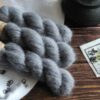 une-louve-dans-les-bois-1-laine-artisanal-teinte-main-suri-alpaga-graphite une-louve-dans-les-bois-1-laine-artisanal-teinte-main-suri-alpaga-graphite