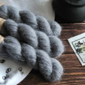 une-louve-dans-les-bois-1-laine-artisanal-teinte-main-suri-alpaga-graphite une-louve-dans-les-bois-1-laine-artisanal-teinte-main-suri-alpaga-graphite
