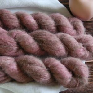 une-louve-dans-les-bois-1-laine-artisanal-teinte-main-suri-alpaga-hygge une-louve-dans-les-bois-1-laine-artisanal-teinte-main-suri-alpaga-hygge