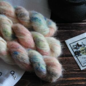 une-louve-dans-les-bois-1-laine-artisanal-teinte-main-suri-alpaga-passiflore une-louve-dans-les-bois-1-laine-artisanal-teinte-main-suri-alpaga-passiflore