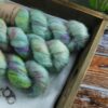 une-louve-dans-les-bois-1-laine-artisanal-teinte-main-suri-alpaga-sirenes une-louve-dans-les-bois-1-laine-artisanal-teinte-main-suri-alpaga-sirenes