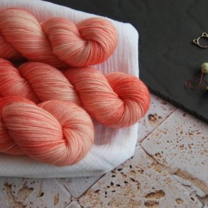 une-louve-dans-les-bois-1-laine-artisanal-teinte-main-twist-sock-merino-coral-bay