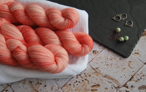 une-louve-dans-les-bois-1-laine-artisanal-teinte-main-twist-sock-merino-coral-bay
