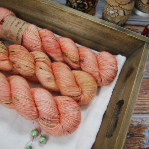 une-louve-dans-les-bois-1-laine-artisanal-teinte-main-twist-sock-merino-dragonnier-de-socotra