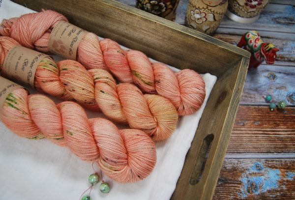 une-louve-dans-les-bois-1-laine-artisanal-teinte-main-twist-sock-merino-dragonnier-de-socotra