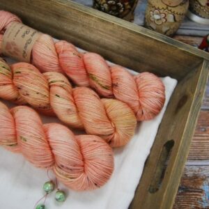une-louve-dans-les-bois-1-laine-artisanal-teinte-main-twist-sock-merino-dragonnier-de-socotra une-louve-dans-les-bois-1-laine-artisanal-teinte-main-twist-sock-merino-dragonnier-de-socotra