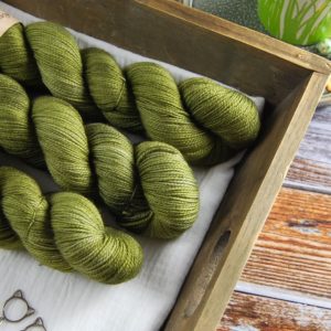 une-louve-dans-les-bois-1-laine-artisanal-teinte-main-twist-sock-merino-en-terres-d-irlande