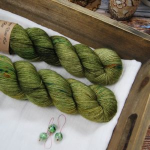 une-louve-dans-les-bois-1-laine-artisanal-teinte-main-twist-sock-merino-into-the-wild