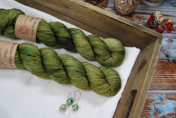 une-louve-dans-les-bois-1-laine-artisanal-teinte-main-twist-sock-merino-into-the-wild