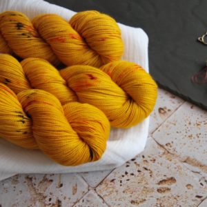 une-louve-dans-les-bois-1-laine-artisanal-teinte-main-twist-sock-merino-les-tournesols