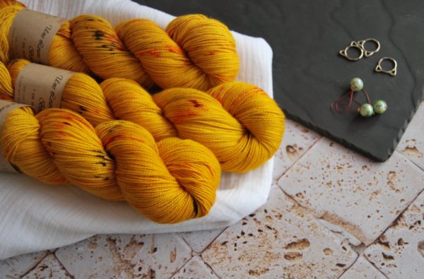 une-louve-dans-les-bois-1-laine-artisanal-teinte-main-twist-sock-merino-les-tournesols