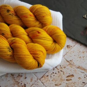 une-louve-dans-les-bois-1-laine-artisanal-teinte-main-twist-sock-merino-les-tournesols une-louve-dans-les-bois-1-laine-artisanal-teinte-main-twist-sock-merino-les-tournesols