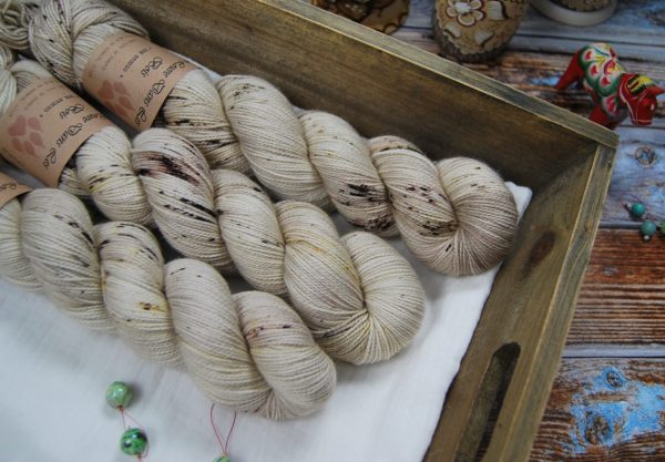 une-louve-dans-les-bois-1-laine-artisanal-teinte-main-twist-sock-merino-monoi