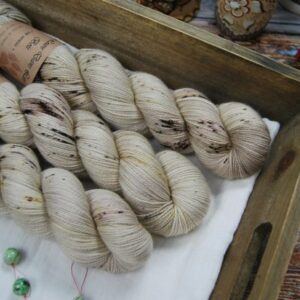une-louve-dans-les-bois-1-laine-artisanal-teinte-main-twist-sock-merino-monoi une-louve-dans-les-bois-1-laine-artisanal-teinte-main-twist-sock-merino-monoi