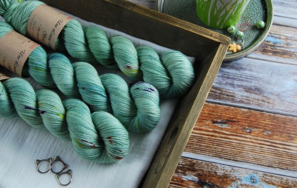 une-louve-dans-les-bois-1-laine-artisanal-teinte-main-twist-sock-merino-sirenes