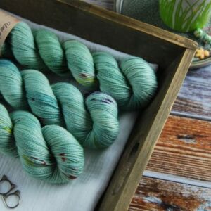 une-louve-dans-les-bois-1-laine-artisanal-teinte-main-twist-sock-merino-sirenes une-louve-dans-les-bois-1-laine-artisanal-teinte-main-twist-sock-merino-sirenes