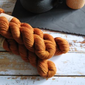 une-louve-dans-les-bois-1-merino-artisanal-teinte-main-DK-cassonade